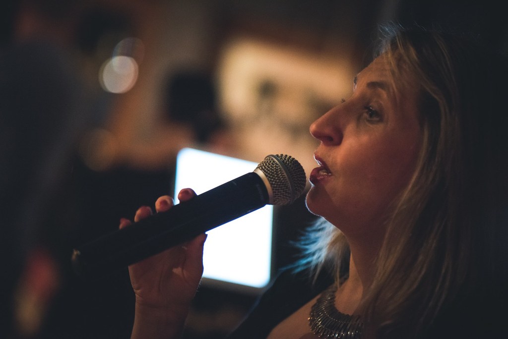 Anne Balta chante au micro